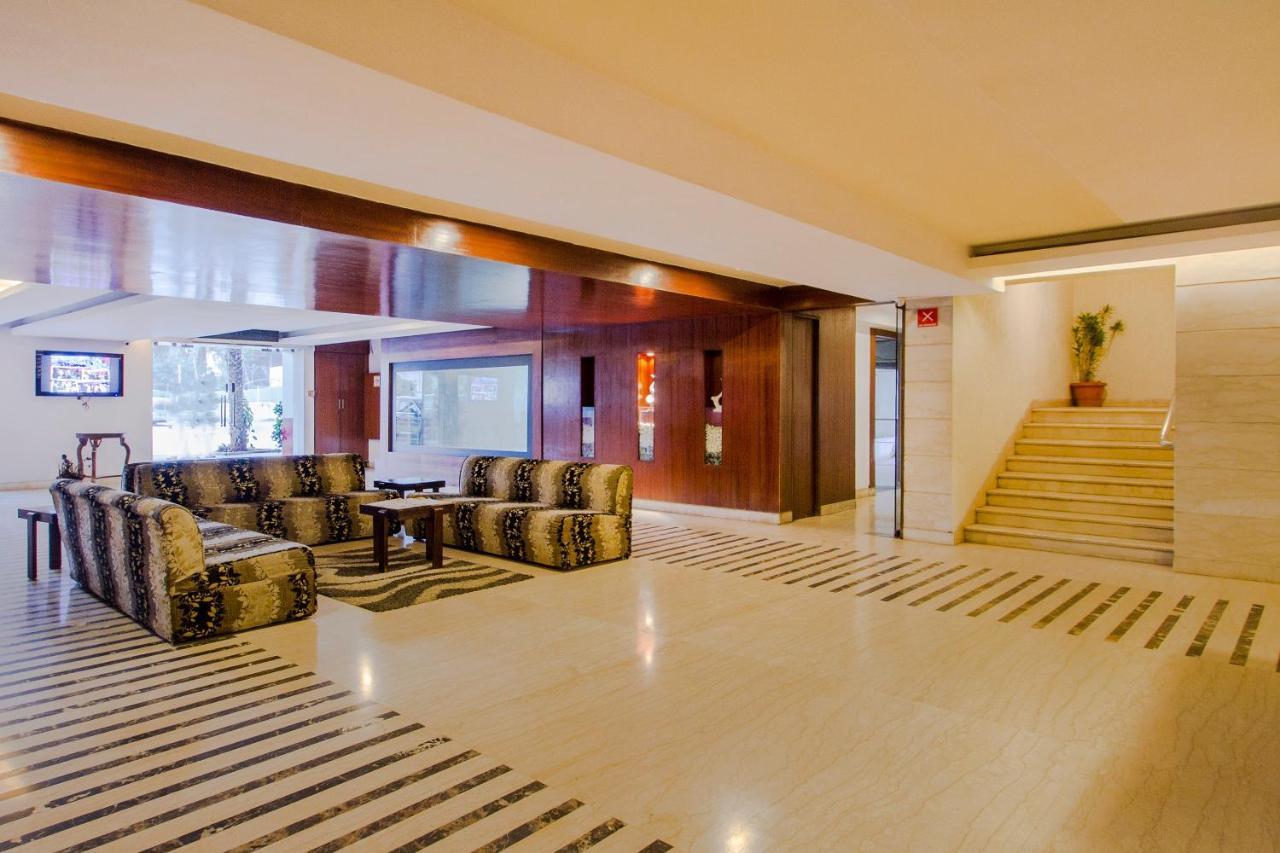 Oyo 1410 Country Club Begumpet Hotell Hyderabad Exteriör bild